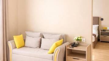 Executive Suite, City View | Living area