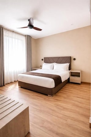 Habitación familiar, vistas a la ciudad | Caja fuerte, cortinas opacas, tabla de planchar con plancha
