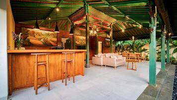 Villa, piscina privada, vistas al jardín | Bar (en el alojamiento)