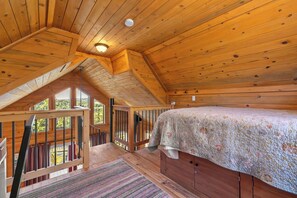 Room - Mountain Getaway for 4 with Scenic Views (Como)