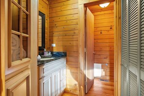 Bathroom - Mountain Getaway for 4 with Scenic Views (Como)