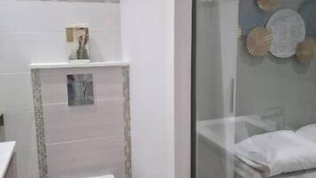 Douche, serviettes fournies, savon, papier toilette