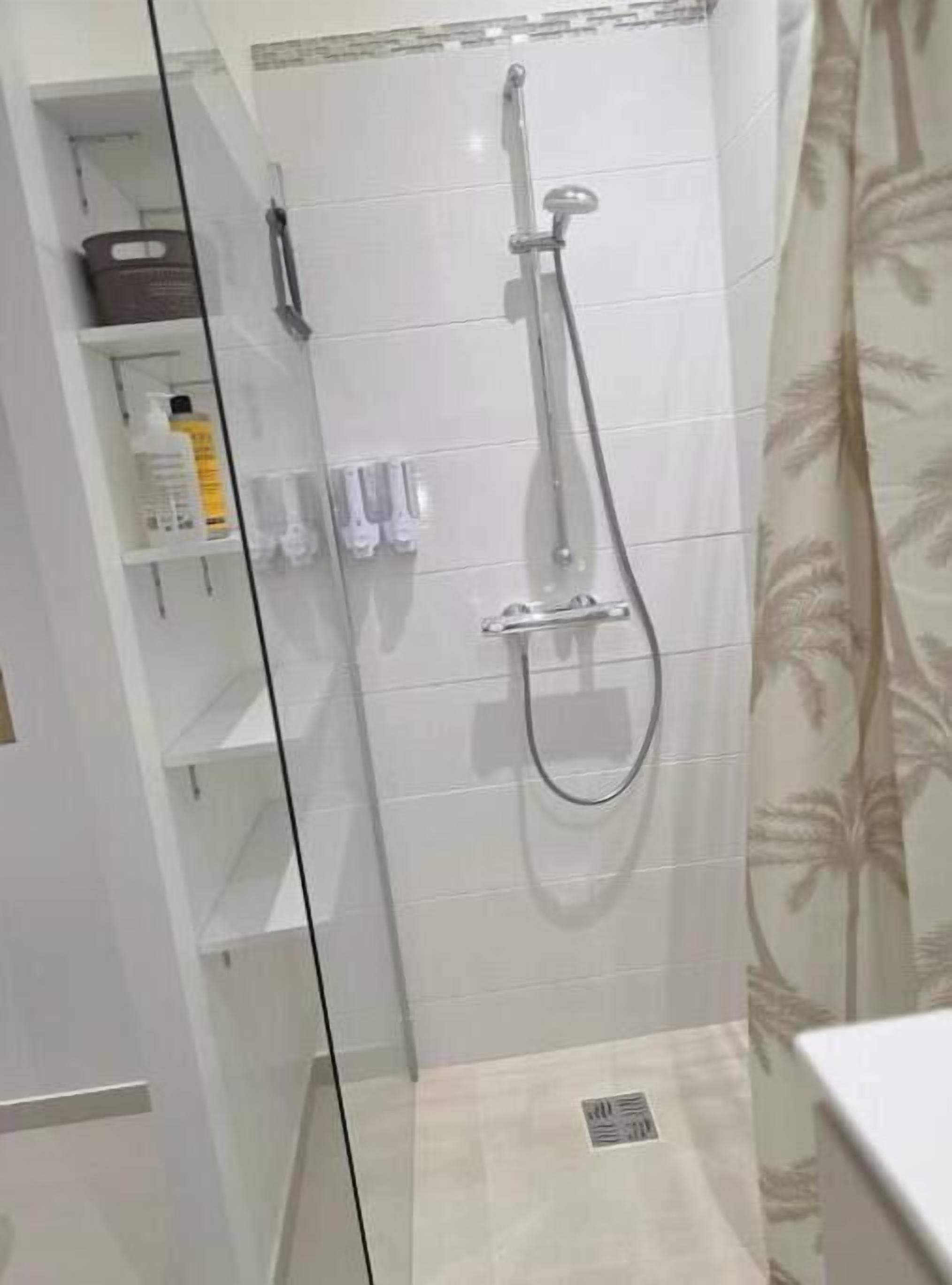 Douche, serviettes fournies, savon, papier toilette