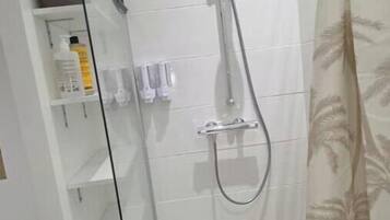 Douche, serviettes fournies, savon, papier toilette