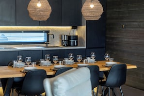 Superior Villa, 4 Bedrooms, Sauna, Slope side | Dining room