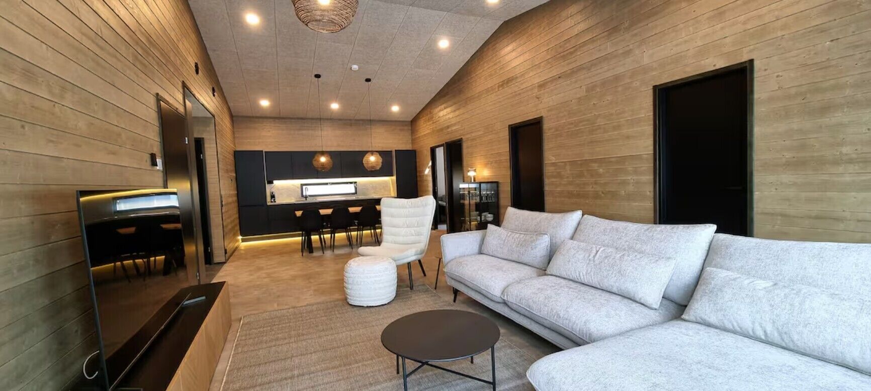 Superior-Villa, 4 Schlafzimmer, Sauna, Hanglage | Wohnbereich | 50-Zoll-Fernseher mit Kabelempfang, Kamin