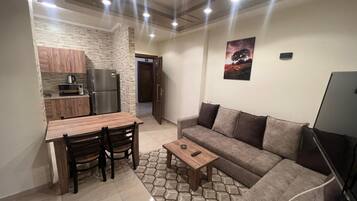 Deluxe Apartment, City View | Living area