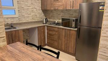 Deluxe Apartment, City View | Private kitchen
