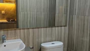 Appartement Confort, balcon, vue ville | Salle de bain | Serviettes fournies
