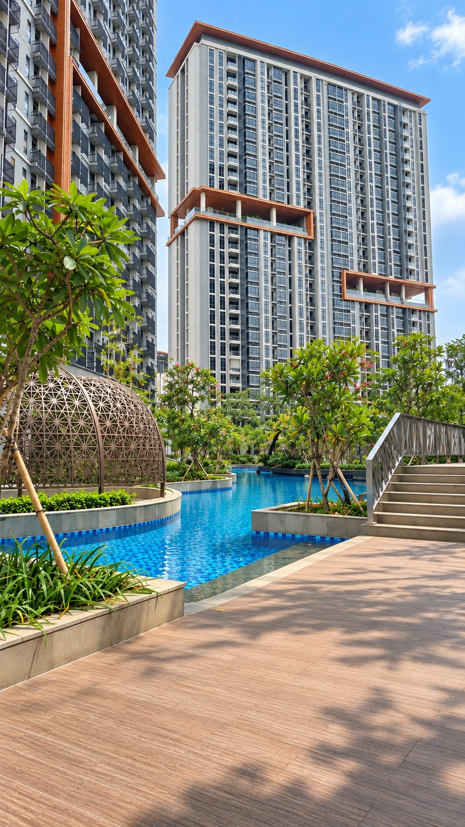 Un edificio residencial moderno con piscina, rodeado de vegetación y un paseo cubierto.