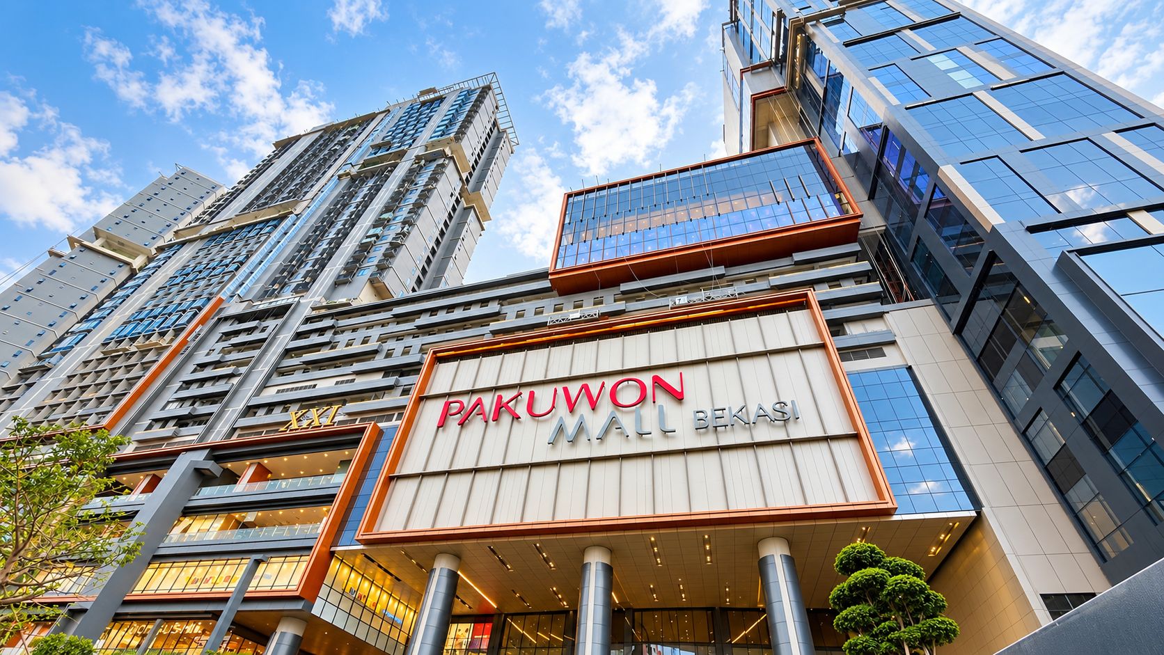 Un edificio moderno con un letrero llamativo para Pakwon Mall Bekasi.