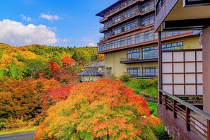 A multi-story building with a traditional Japanese architectural style, featuring tatami mat flooring and sliding doors. - ARIMA ONSEN WARAYA JINSEN (Kobe-shi)