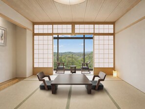 A traditional Japanese room with tatami flooring, a low table, and chairs. - ARIMA ONSEN WARAYA JINSEN (Kobe)