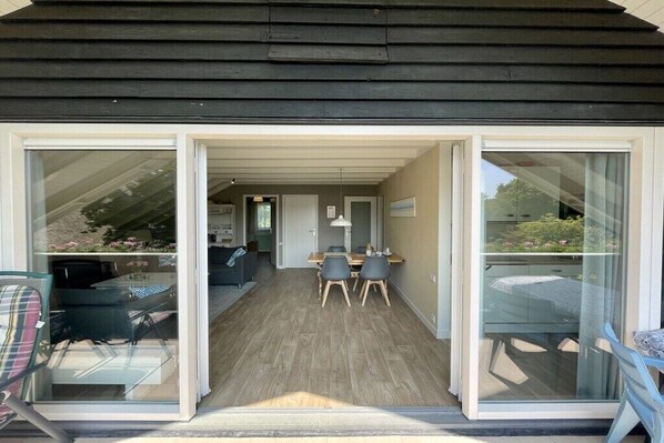 A modern interior with a dining area, a sofa, and a table. - Prinsepark 1st floor (Domburg)