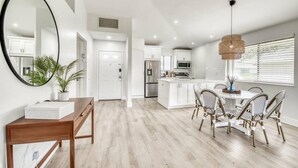 Dining - PGA National Cottage | Pool, Patio & Golf (Palm Beach Gardens)