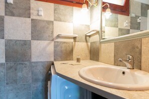 A bathroom with a sink, mirror, towel rack, and a light fixture. - Casa Libeccio - Pistis - wifi - Pet Friendly (Arbus)