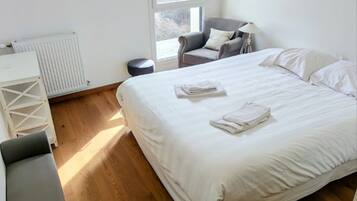 Iron/ironing board, Internet, bed sheets