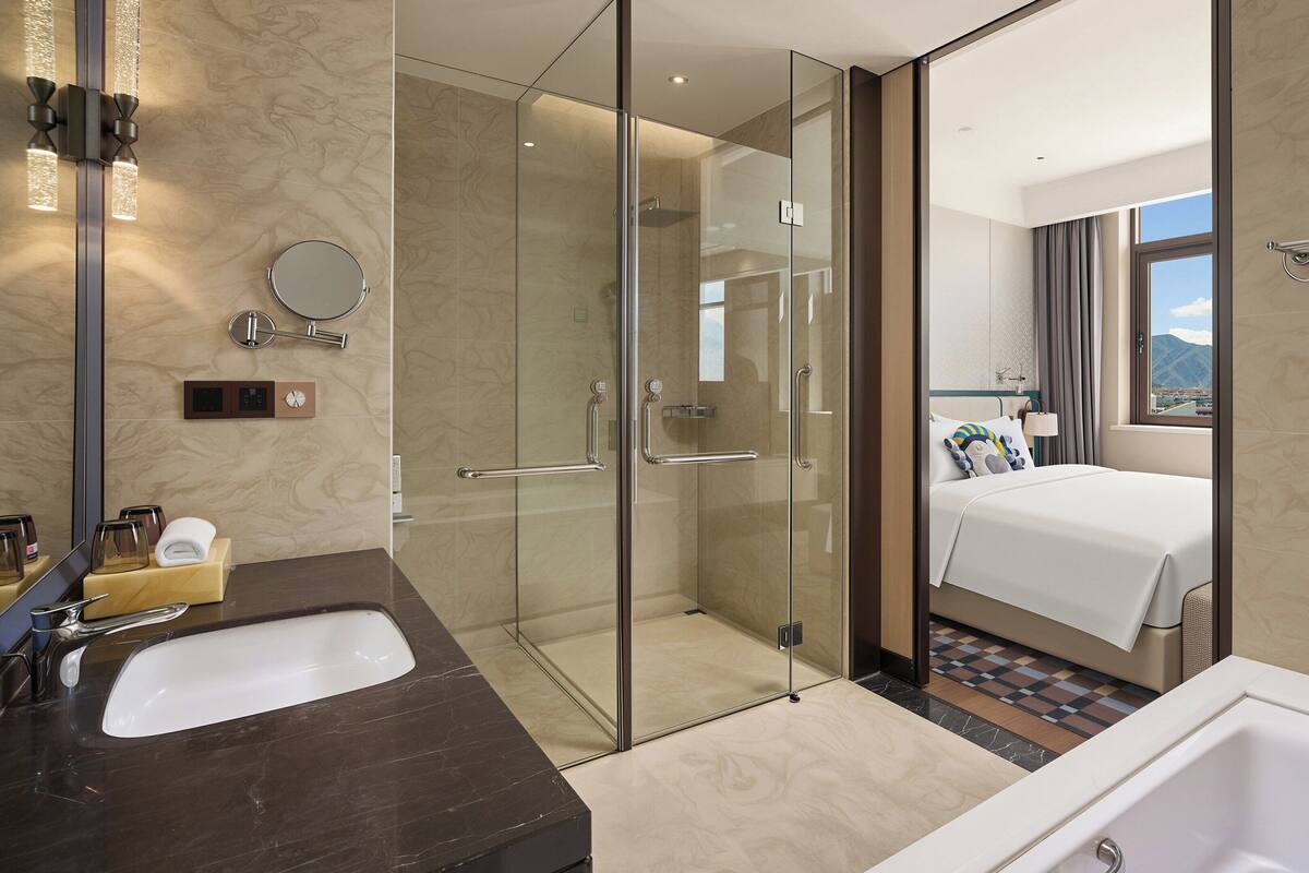 Suite, 1 King Bed | Room amenity