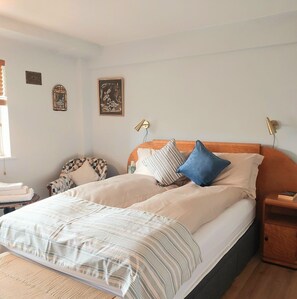 A neatly made bed with a striped blanket, a wooden headboard, and two bedside lamps. - Bournemouth Central +Free Parking. One Bed Modern Apartment. 8mins Beach (Bournemouth)
