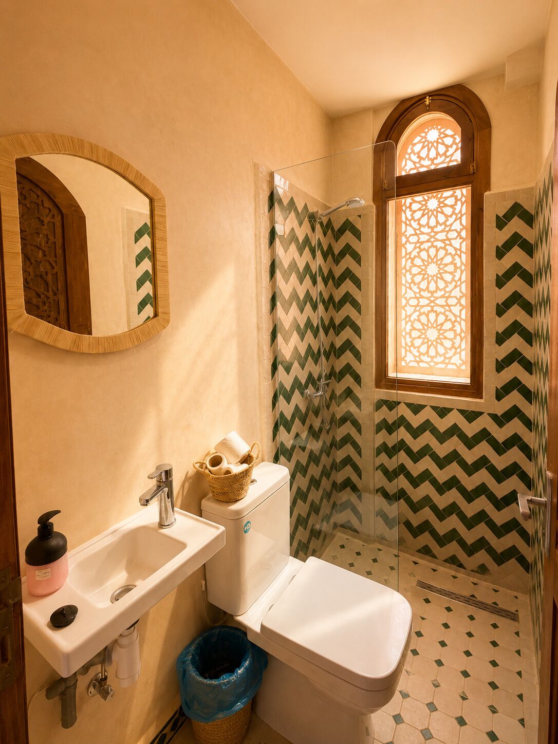 Un baño con lavamanos, inodoro y ducha.