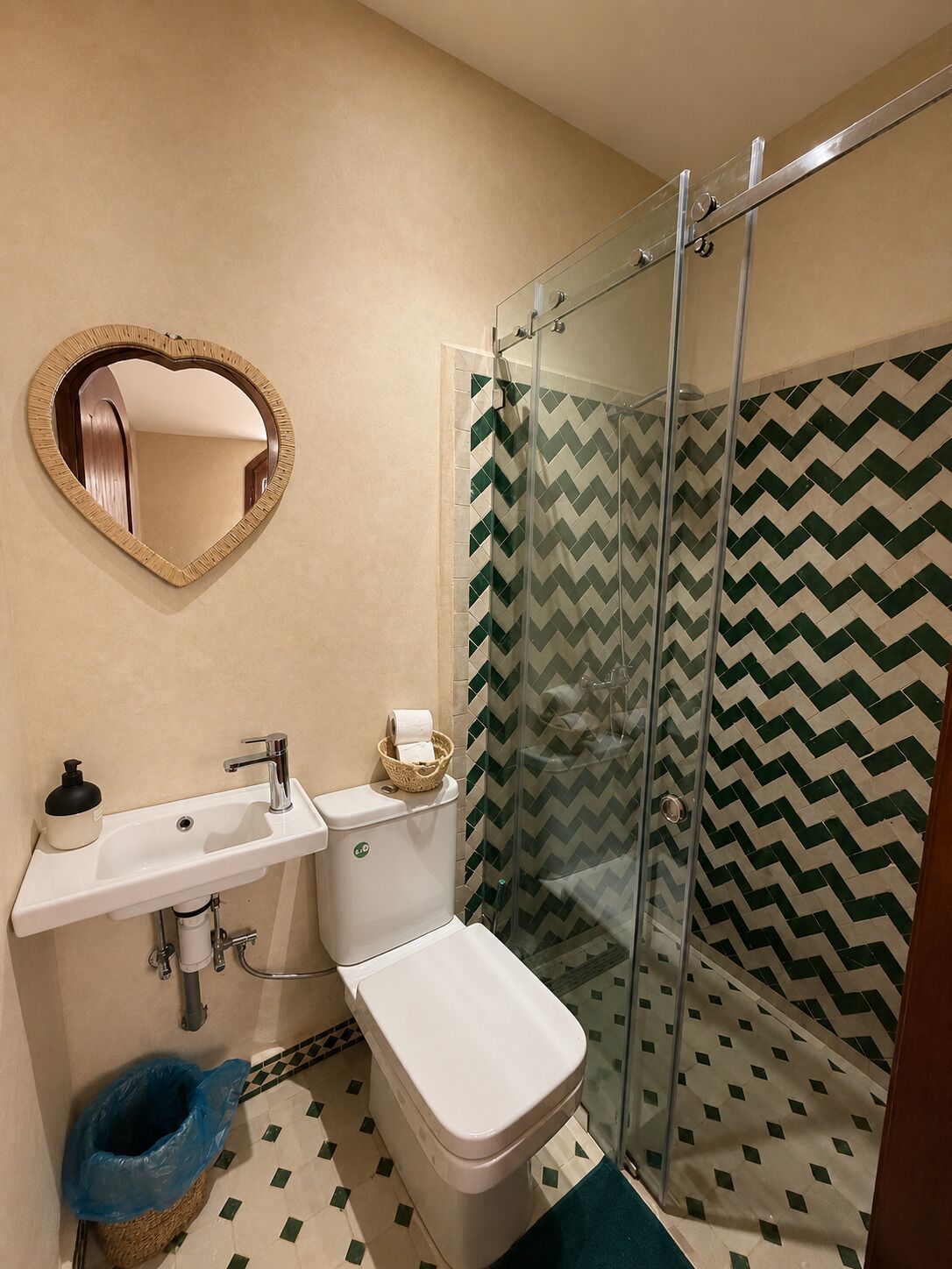 Basic Double or Twin Room, Courtyard View | Bathroom