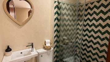 Basic Double or Twin Room, Courtyard View | Bathroom