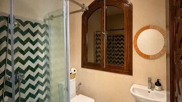 Deluxe Double Room, Beach View | Bathroom