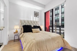 Room - Rooftop Pool · Heart of Wynwood · Modern Loft (Miami)
