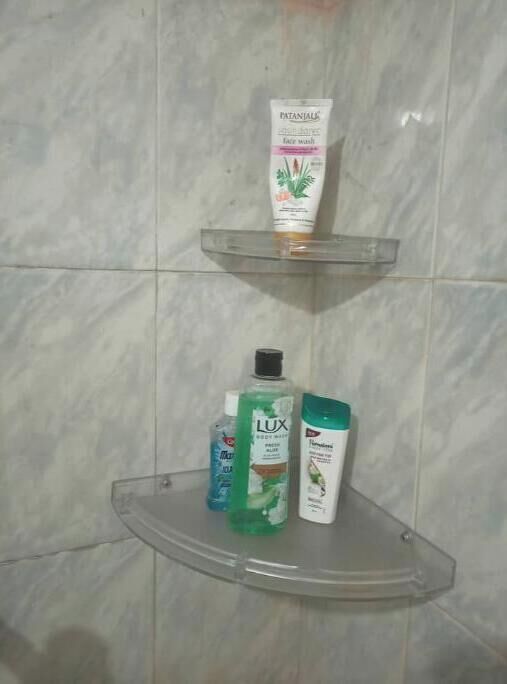Chuveiro, secador de cabelo, toalhas de banho, sabonete