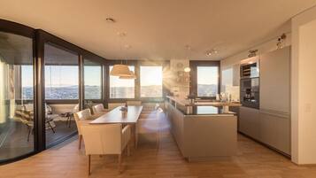 Fridge, oven, stovetop, dishwasher