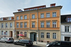 Ein mehrstöckiges Gebäude mit der Aufschrift 'Dreimädlerhaus'.