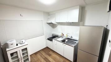 Fridge, microwave, stovetop, cookware/dishes/utensils