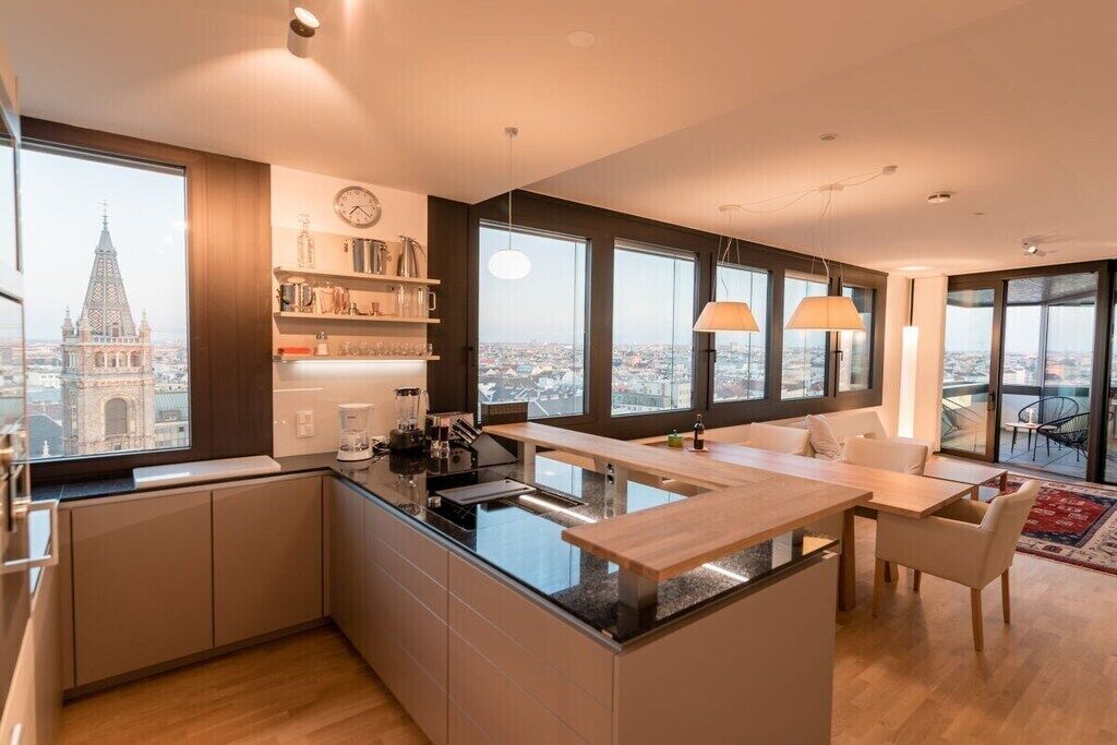 Wasserkocher mit Kaffee-/Teezubehör, Kühlschrank, Mikrowelle, Ofen