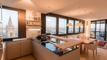 Wasserkocher mit Kaffee-/Teezubehör, Kühlschrank, Mikrowelle, Ofen