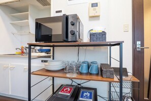 Kühlschrank, Mikrowelle, Herdplatte, Kochgeschirr/Geschirr/Besteck