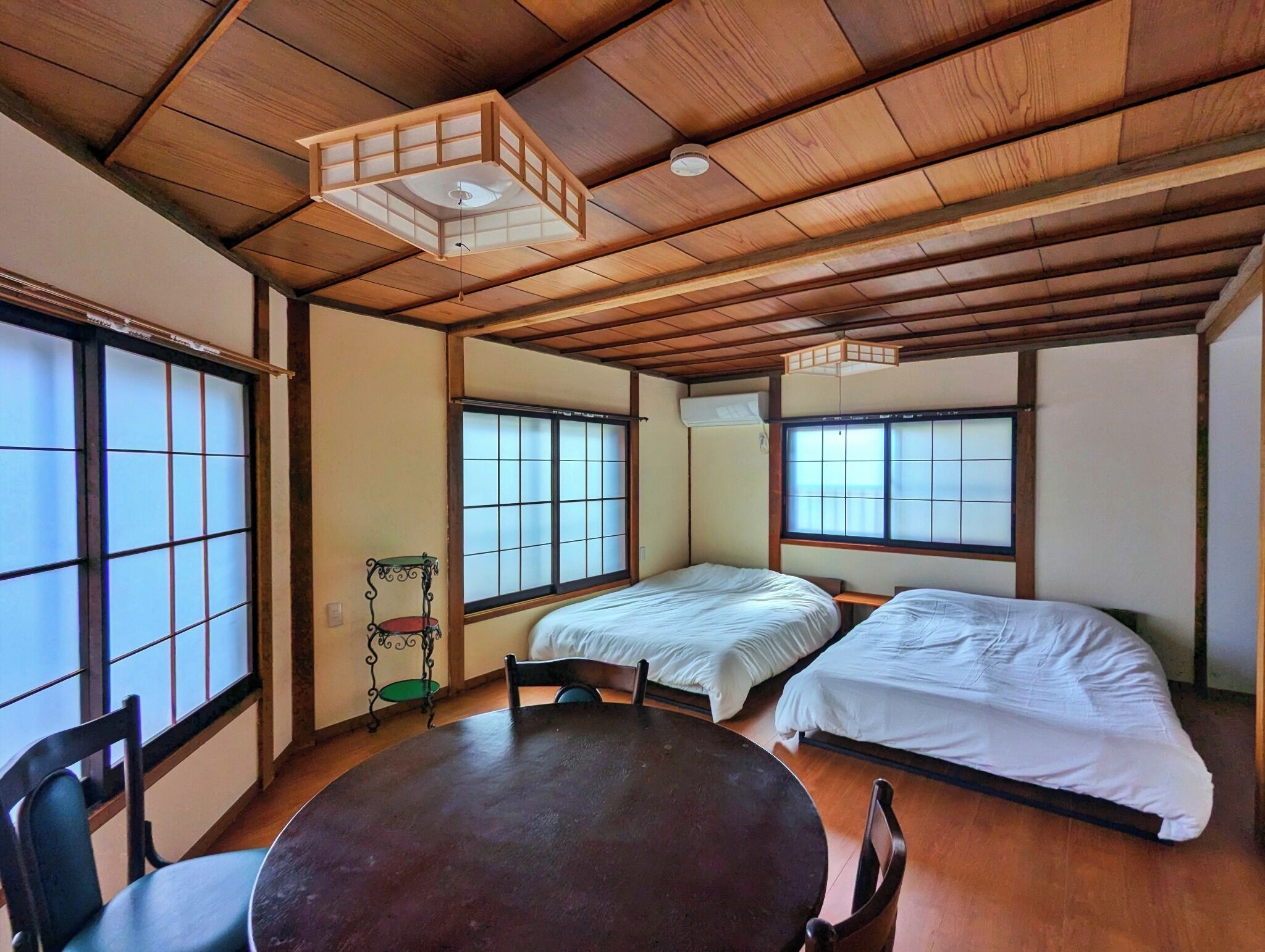 4 bedrooms, desk, WiFi (free)