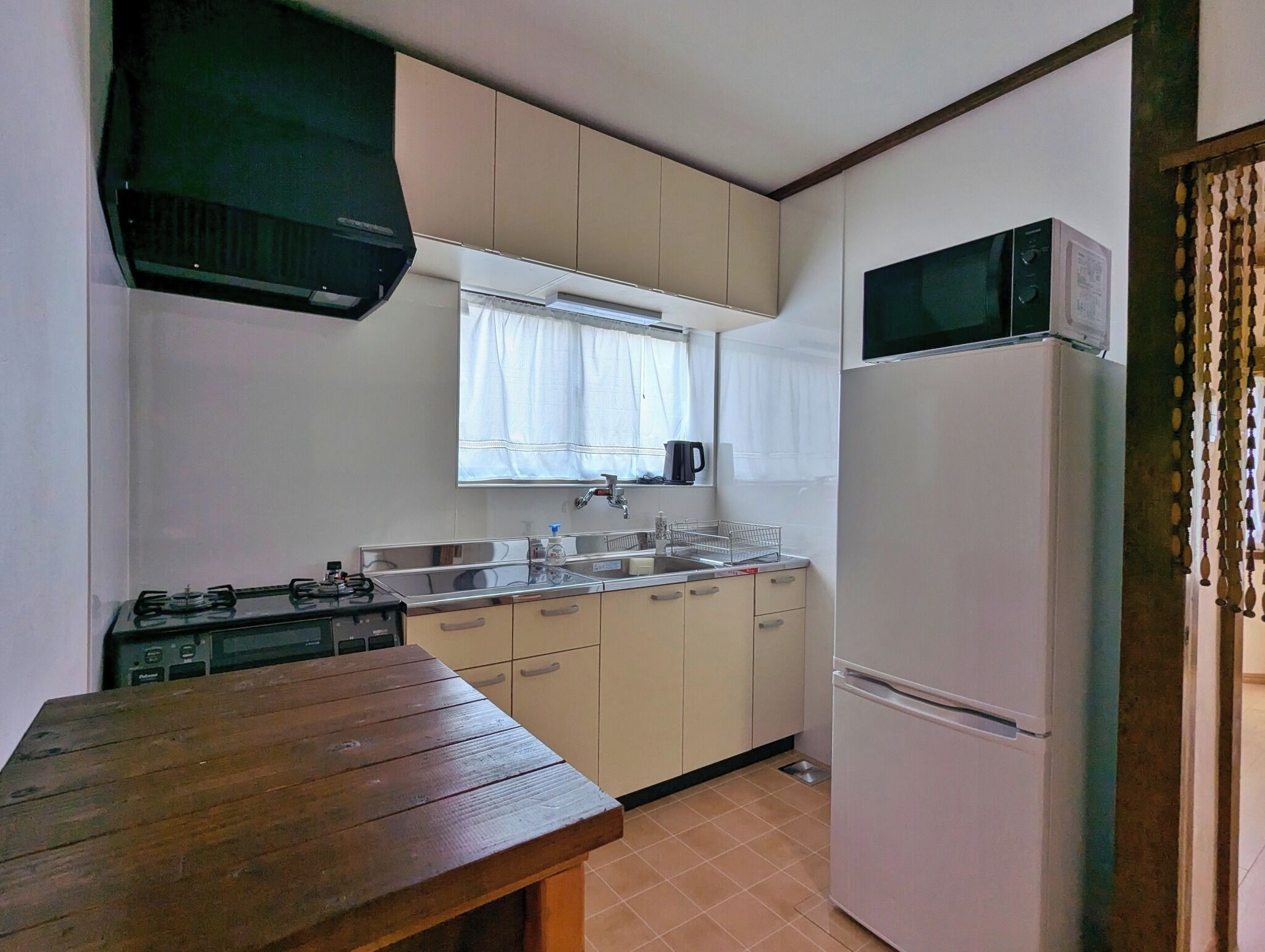 Kühlschrank, Mikrowelle, Herdplatte