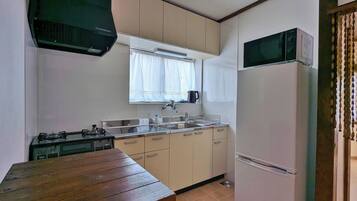Kühlschrank, Mikrowelle, Herdplatte
