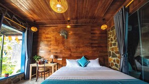Una habitación con paneles de madera, una cama, un escritorio y una silla.