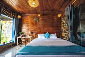 Una habitación con paneles de madera, una cama, un escritorio y una silla.