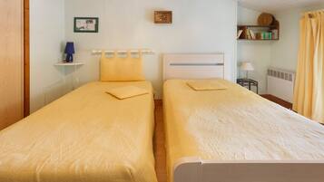 2 chambres, fer et planche à repasser, Wi-Fi, draps fournis