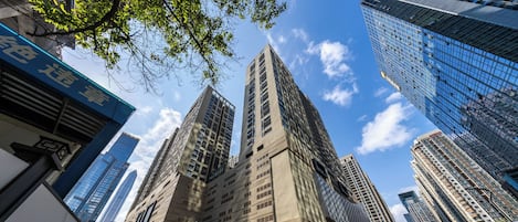 Suite Confort, balcon, vue sur la ville | Vue de la chambre
