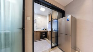 A modern kitchen with a stainless steel refrigerator, a glass door leading to a bathroom, and a marble floor. - Bailai audio & video yaju (Shenzhen)
