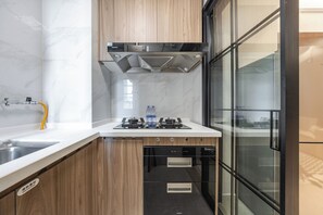 A modern kitchen with a built-in stove, a dishwasher, and a stainless steel sink. - Bailai audio & video yaju (Shenzhen)