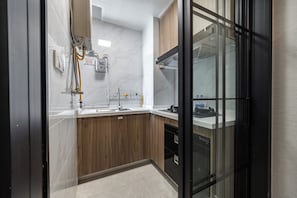 Una cocina moderna con mostrador de madera, un lavamanos y un horno empotrado.