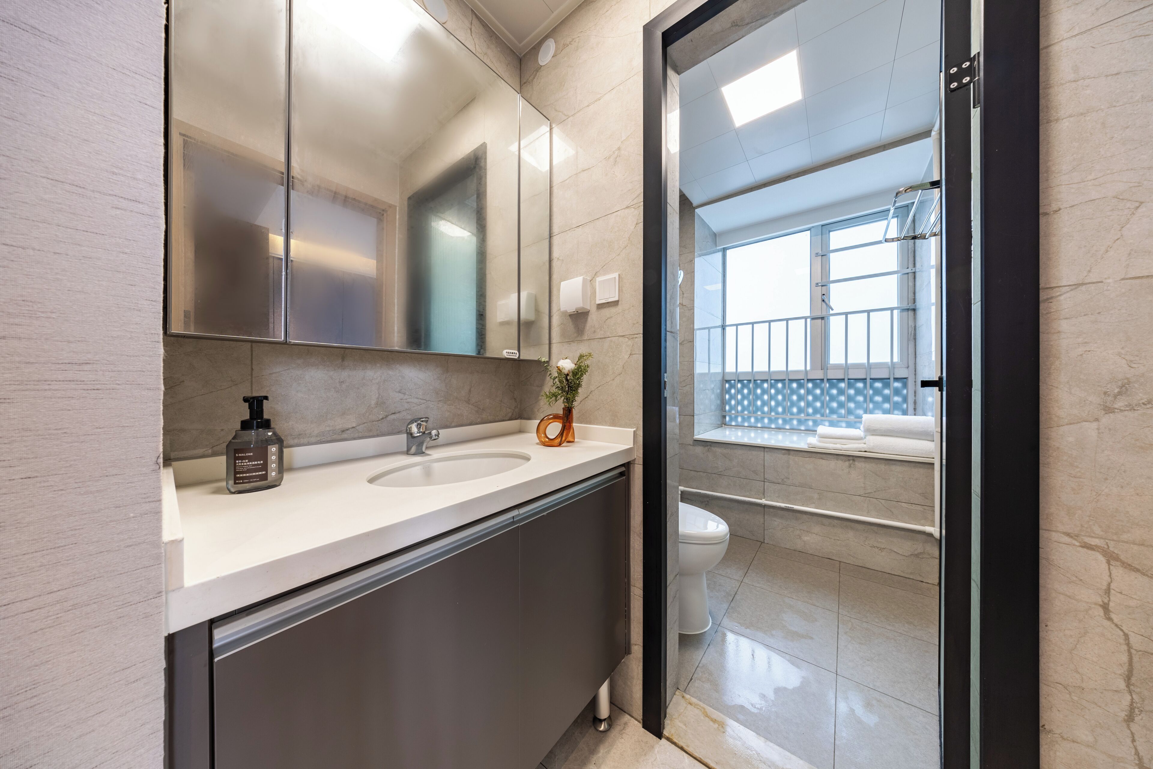 Suite Comfort, balcone, vista città | Bagno | Doccia, asciugacapelli, pantofole, asciugamani