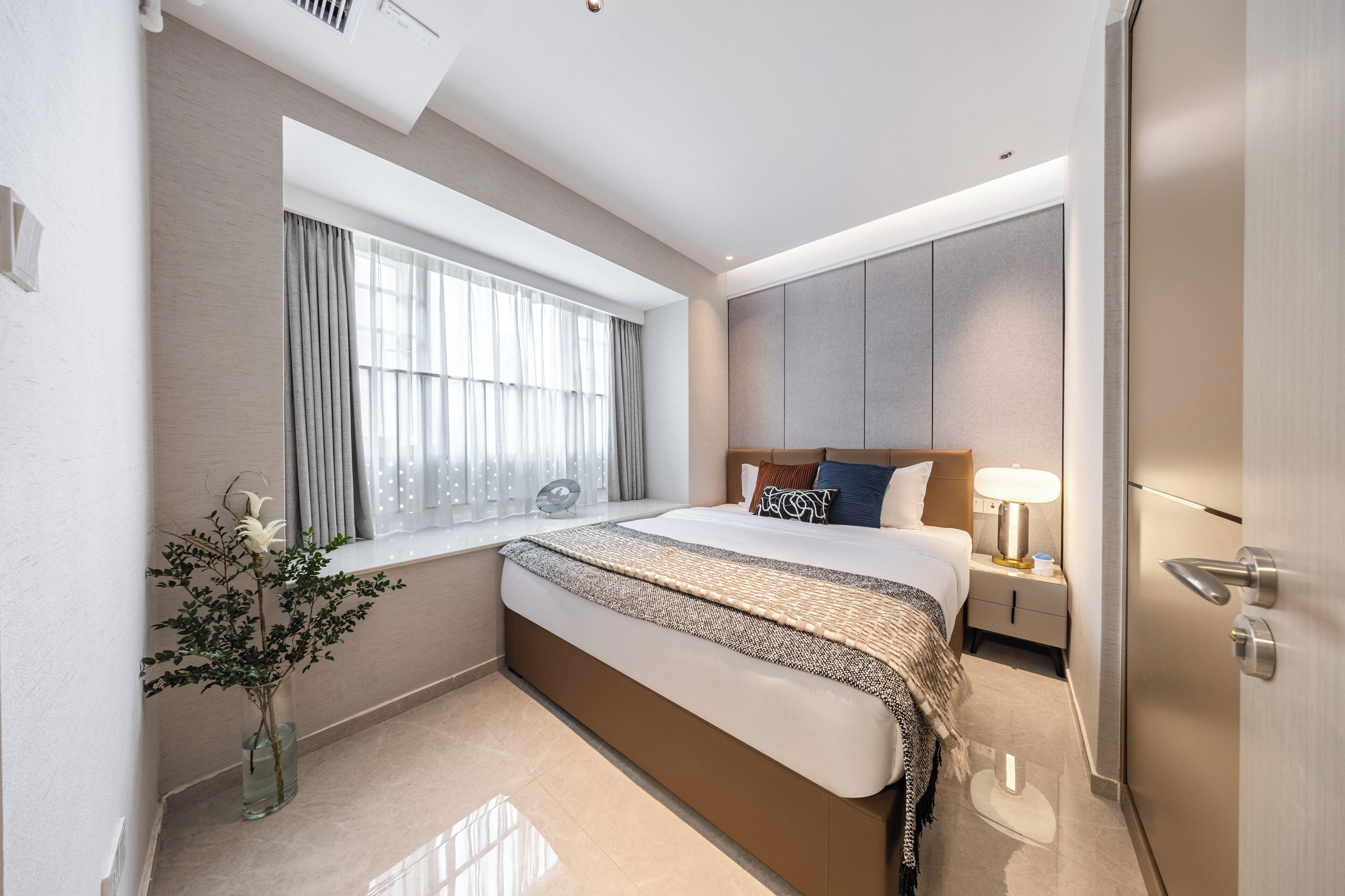 Suite Comfort, balcone, vista città | Tende oscuranti, ferro/asse da stiro, Wi-Fi gratuito, lenzuola