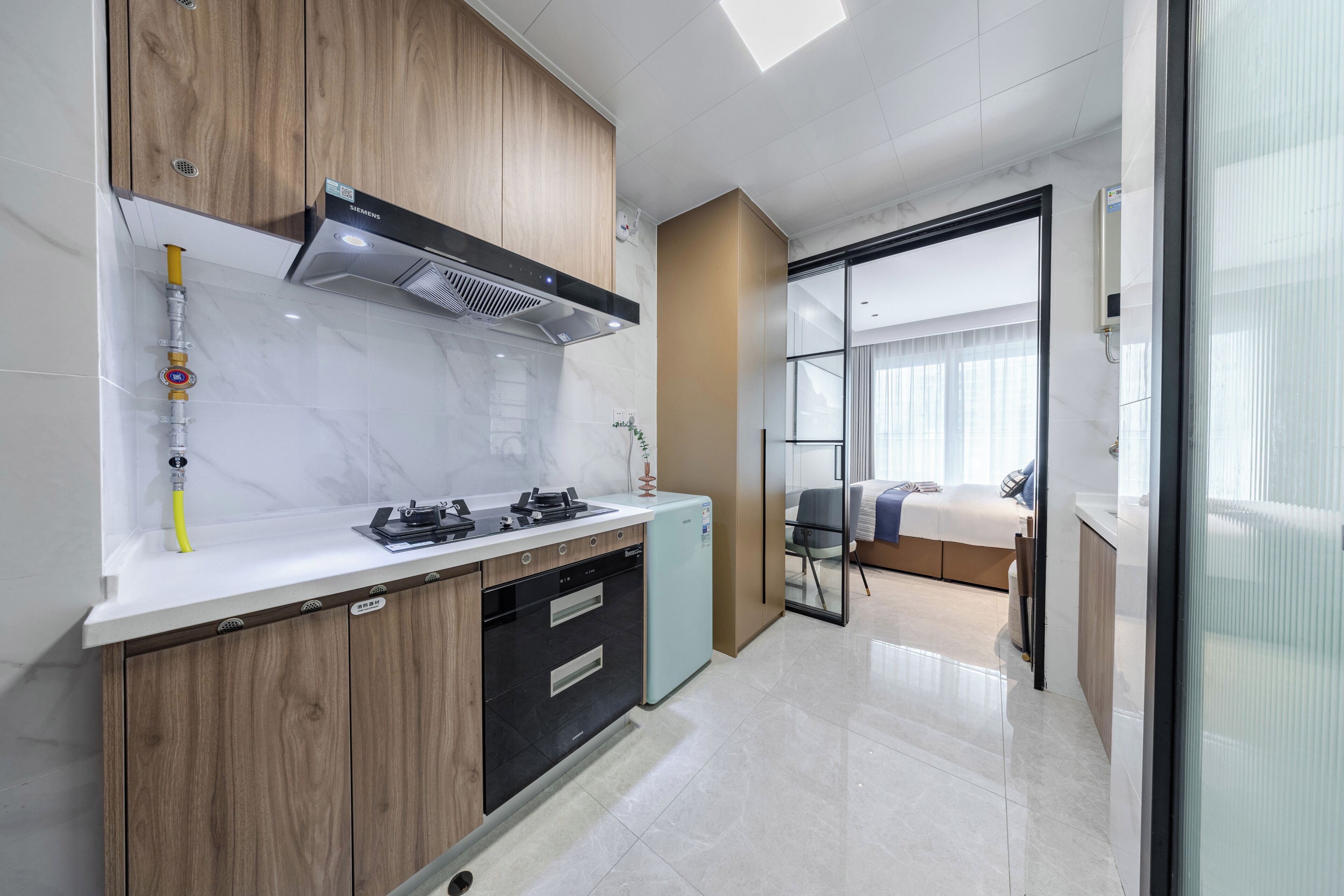 Singola Comfort, balcone, vista città | Cucina privata | Frigorifero, forno a microonde nell'area comune
