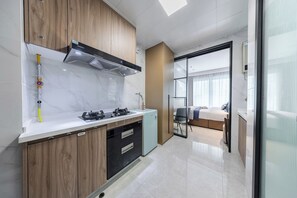 Una cocina moderna con estufa, horno y microondas integrados.