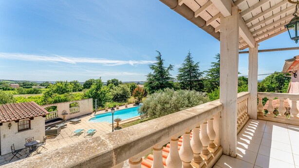 A balcony with a view of a swimming pool, outdoor furniture, and a pergola. - Large House with Private Pool in a Peaceful Setting – Pets Welcome (Valréas)